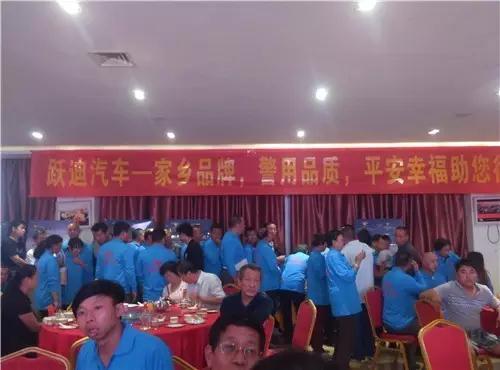 公海彩船6600电动汽车排队等待预定的现场。