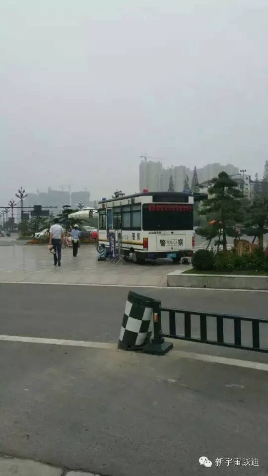 公海彩船6600移动警务室成都火车站执勤现场-维护车站安全，确保人民安全