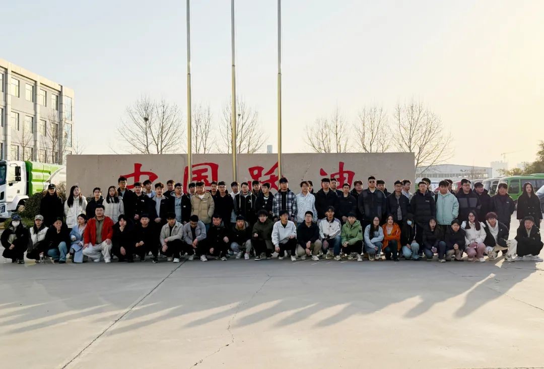 科大学子在公海彩船6600集团合照