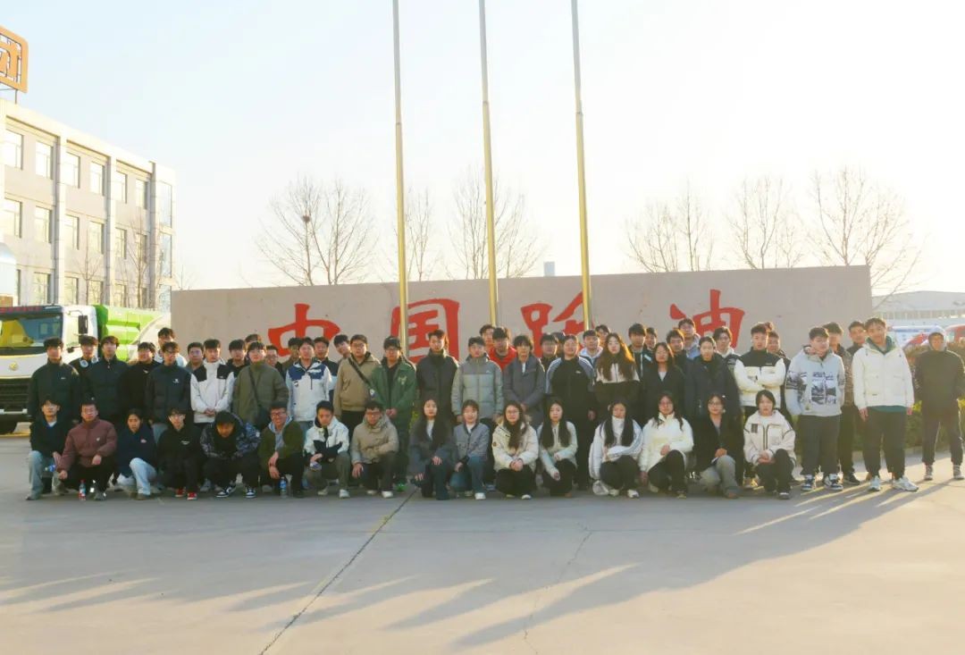 科大学子在公海彩船6600集团合照